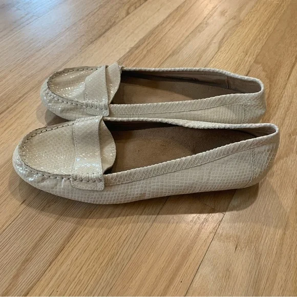 Vionic Larrun Women's Ivory Snake Pattern
Orthotic Slip on Loafers Size 8.5 - Picture 2 of 8